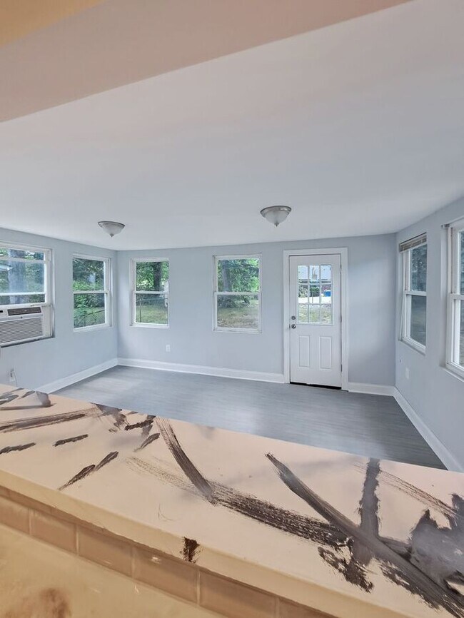 Building Photo - Mid-Century Modern SFH 3-Level, All Utilit...