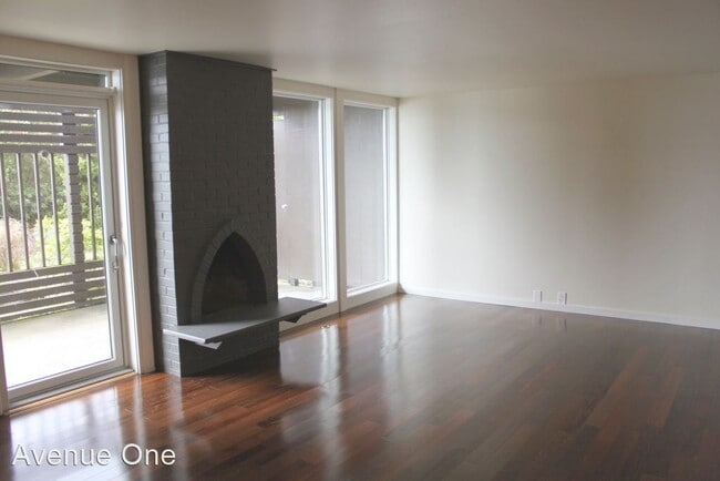 Building Photo - 2 br, 1 bath House - 3717 Beach Drive SW 103