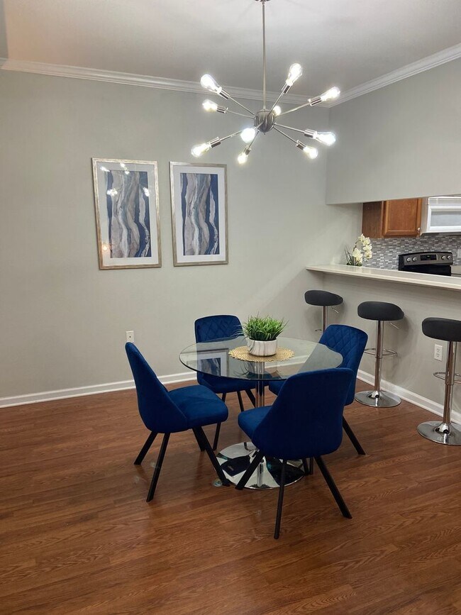 Building Photo - Beautiful 3 bed 2.5 bath condo with gorgeous hard wood floors.