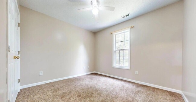 Building Photo - 10 Valley View Ct