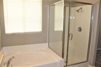 Building Photo - 4 Bedroom 2 Bath Home