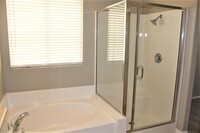 Building Photo - 4 Bedroom 2 Bath Home