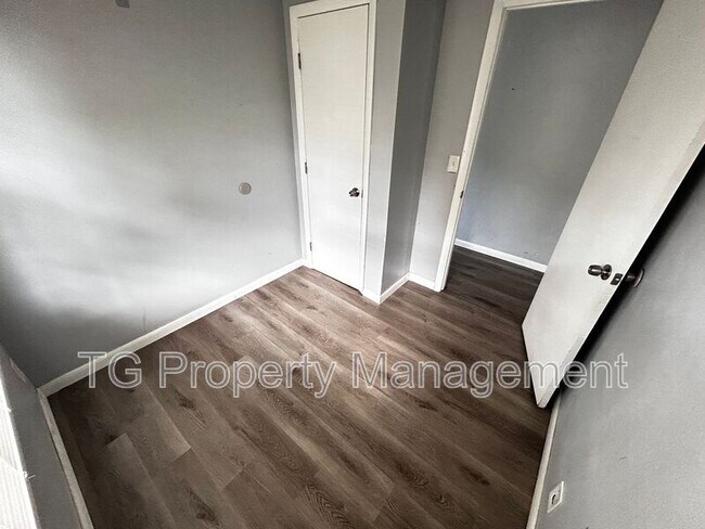 Building Photo - 2057 Brackland St