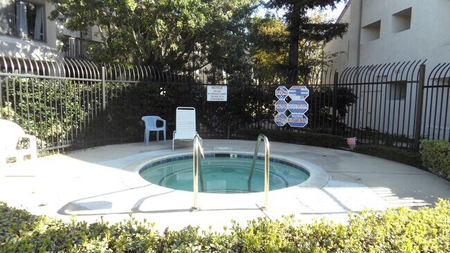 Building Photo - Remodeled, ground level, 1 bedroom, 1 bath condo in Lakeside Garden Grove Community