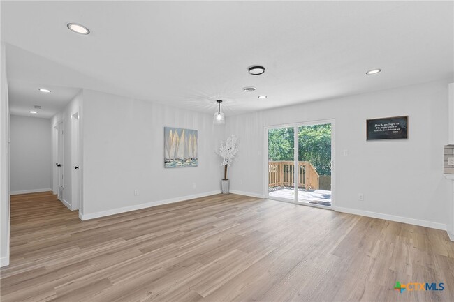 Building Photo - 711 Santa Rosa Dr