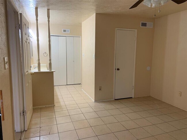 Building Photo - 5613 Hollow Pines Dr