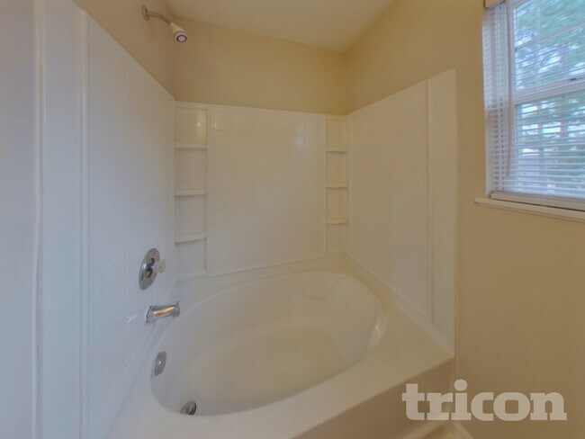 Building Photo - 131 Quiet Grove Dr