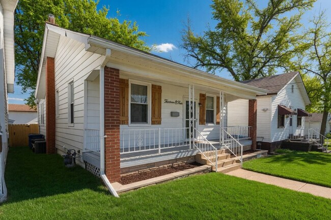 Building Photo - 1304 Dammert Ave