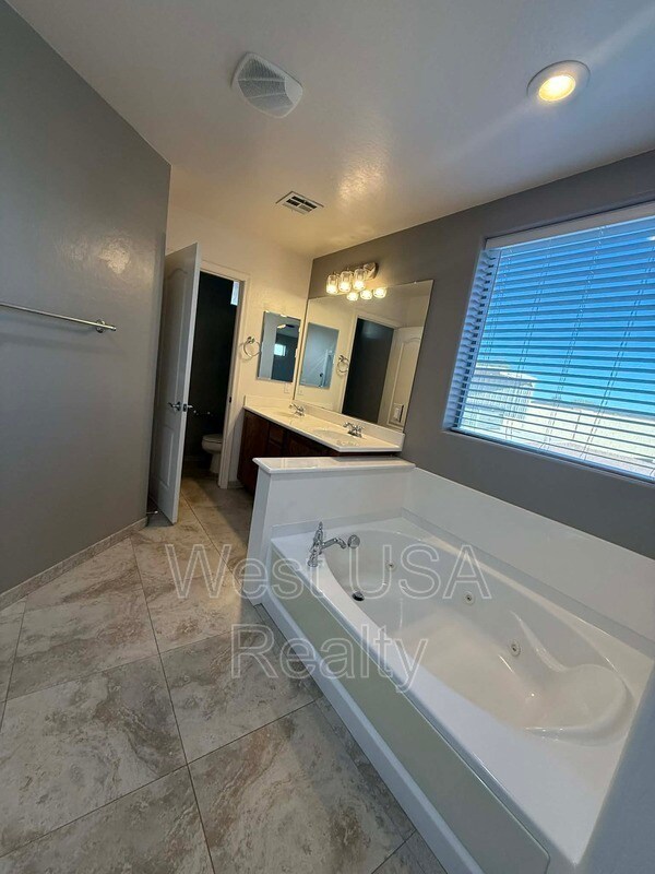 Building Photo - 730 E Press Rd