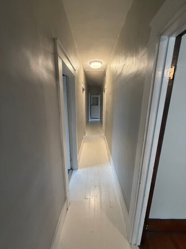 Building Photo - 3 Bed/1 Bath Home with Cellar