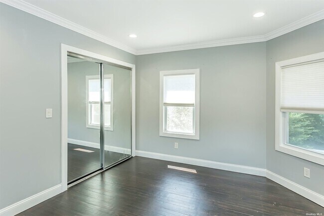 Building Photo - 10 Dosoris Way