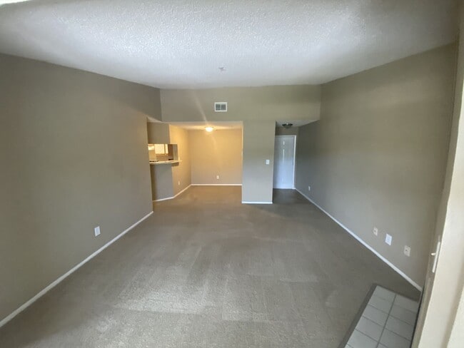 Building Photo - Large 1 Bedroom 1 Bath with fireplace and washer and dryer