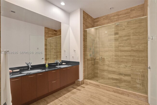 Building Photo - 16001 Collins Ave