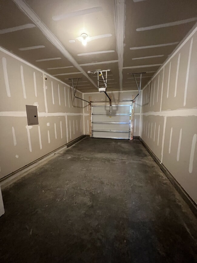 Building Photo - Lennar 3 bedroom townhouse with luxury vinyl plank floor in Ellis walk community