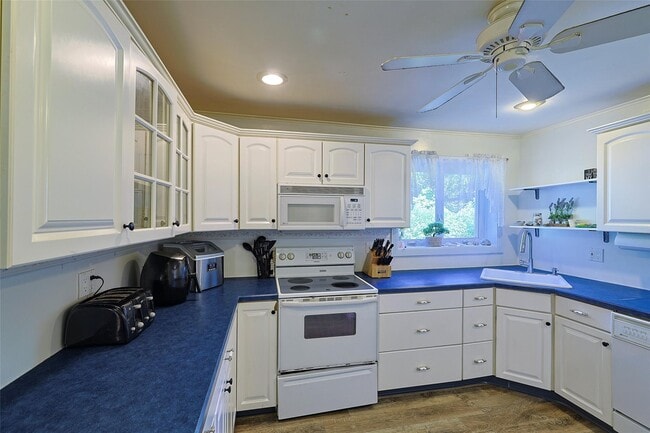 Building Photo - 18 Maples Ln