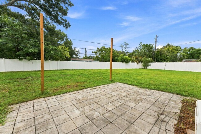 Building Photo - 7235 Orpine Dr N