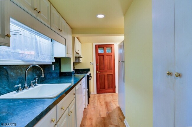 Building Photo - 15 Scenic Dr