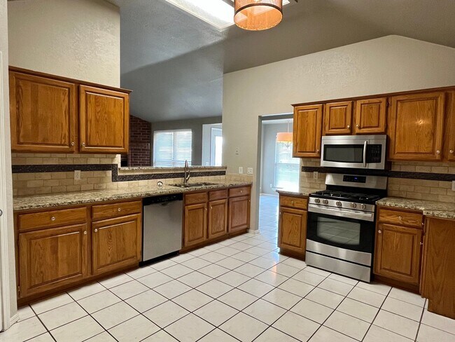 Building Photo - Spacious 3 bed 2 bath in Edmond!