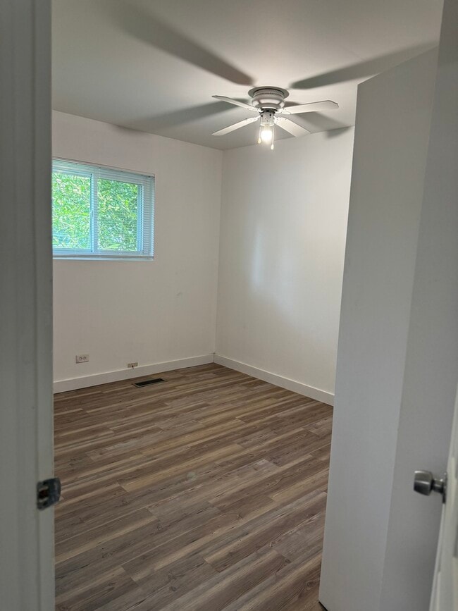 Building Photo - 533 Redwood Rd