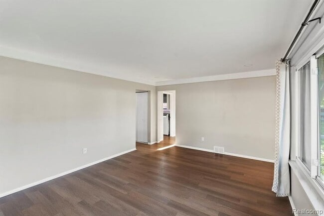Building Photo - Gorgeous Madison Heights Gem!