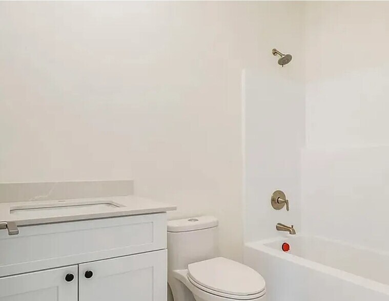 The bathroom has a heated floor, which is very convenient and comfortable. - 427 2nd Ave SE