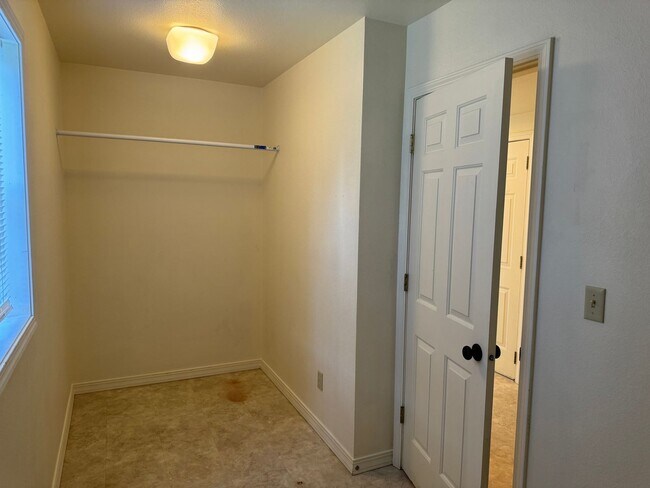 Building Photo - 201 Grandview Way