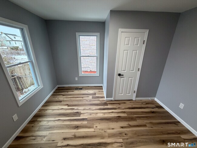 Building Photo - 228 Holly St