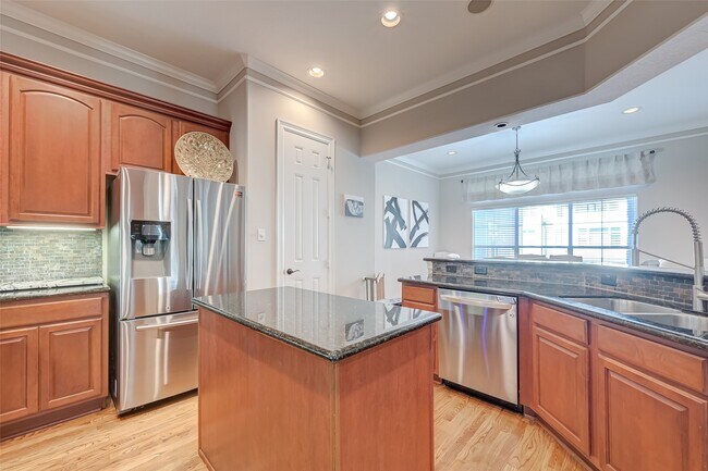 Building Photo - 410 Fowler St