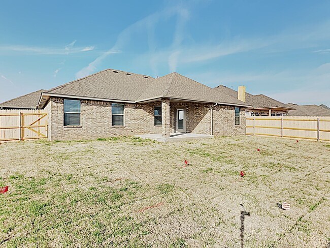 Building Photo - A Very Nice 4 Bedroom 2 Bath Home with 3 C...