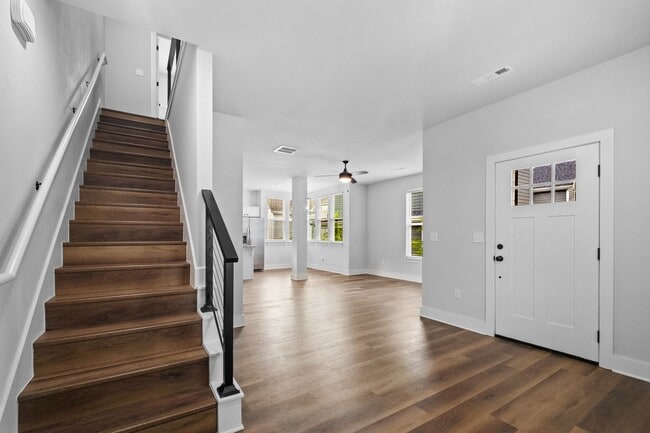 Building Photo - Beautiful and Modern Home!