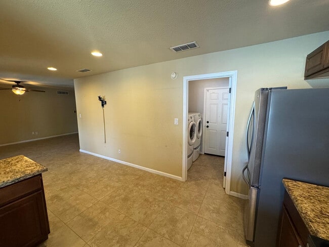 Building Photo - 2058 E Fremont Dr