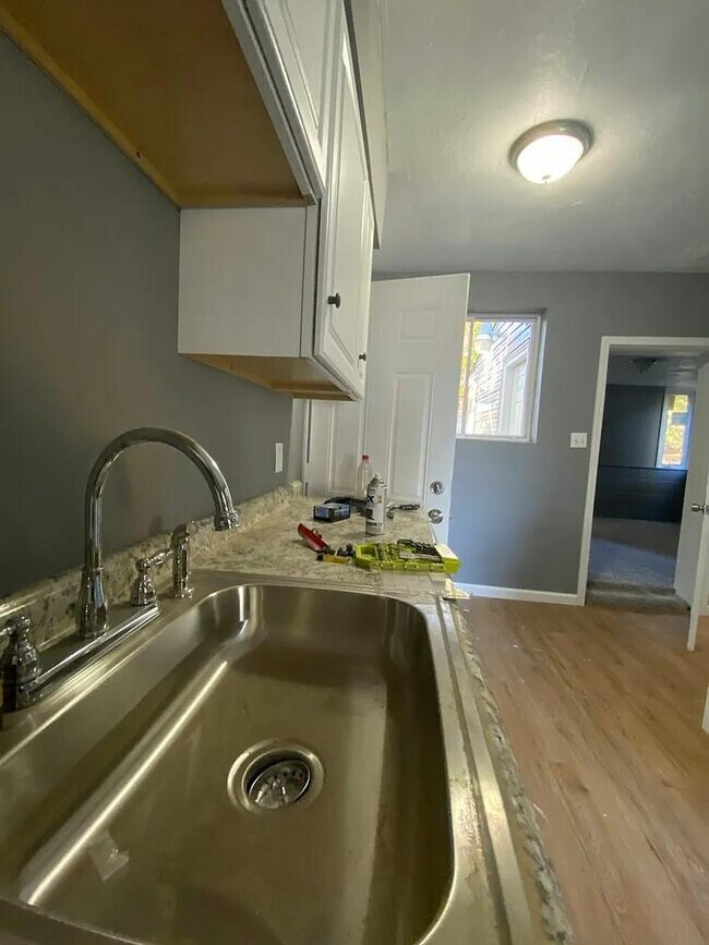 Building Photo - 933 Russel Avenue