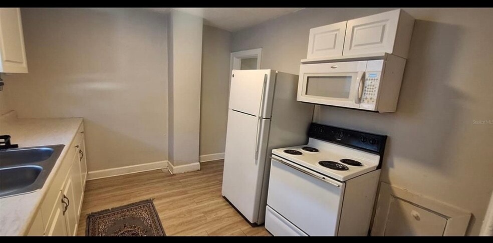 Building Photo - 821 Newton Ave S