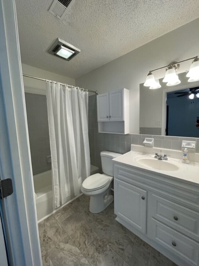 Building Photo - Maryville 37801 - 3 bedroom, 1.5 bath one level hime - Contact Debra Johnson (865) 591-8281