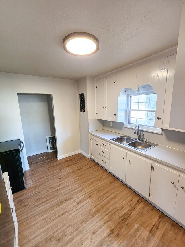 Building Photo - Charming Home with Large Backyard!