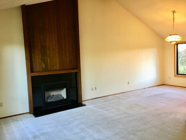 Building Photo - Beautiful 4 Bedroom near Microsoft Availab...