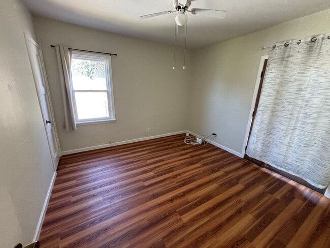 Building Photo - 214 S Bonita St