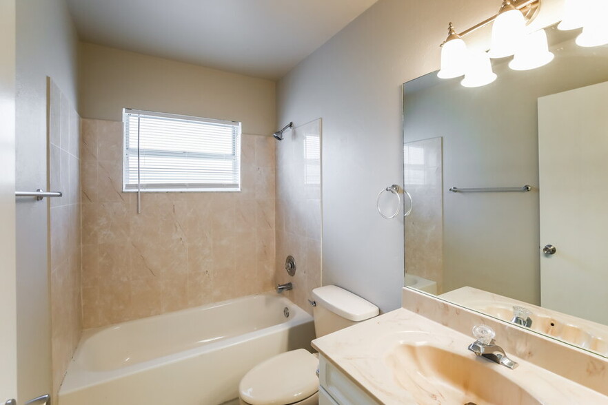 Building Photo - 333 W Riverbend Dr