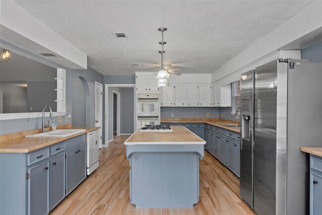 Building Photo - 24338 Redbud Ave