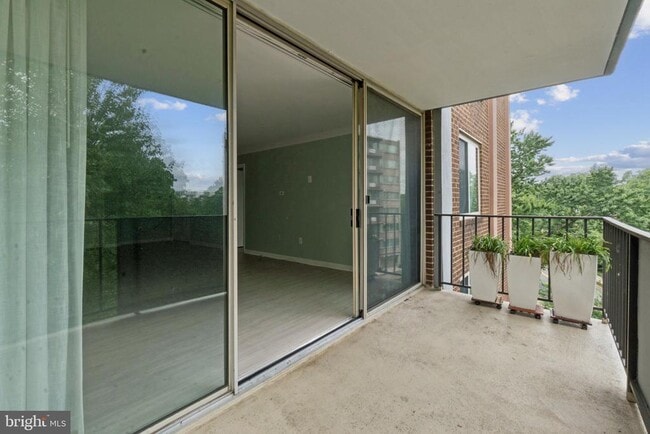 Building Photo - 1515 S Arlington Ridge Rd