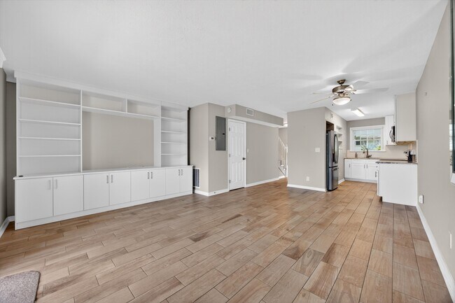 Building Photo - 83 Comares Ave
