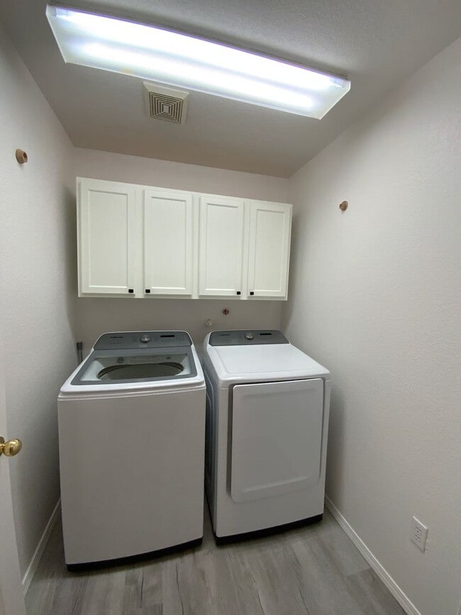 Building Photo - 4 Bedroom Single Story Home Available in C...