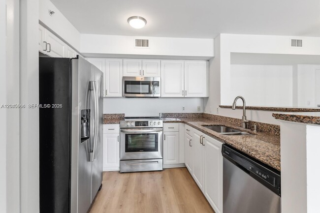 Building Photo - 1155 Brickell Bay Dr