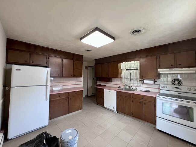 Building Photo - 205 Dumont Rd