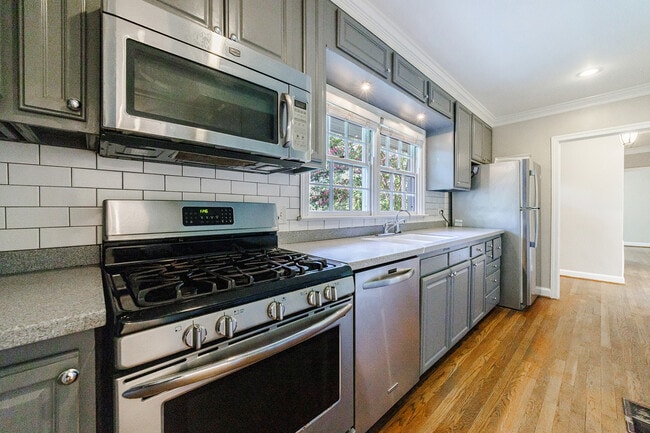 Building Photo - 2311 Pembrook Pl NE
