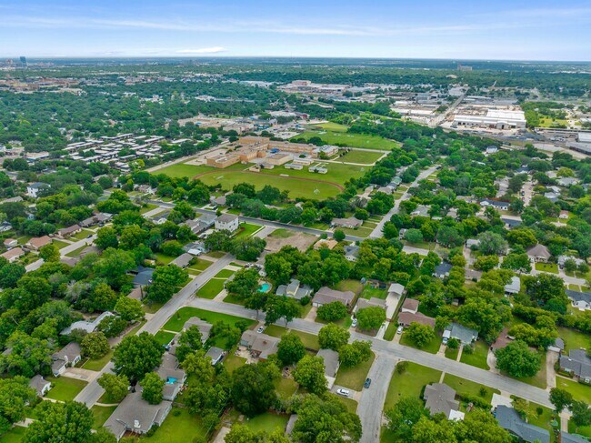 Building Photo - 3500 Corto Ave