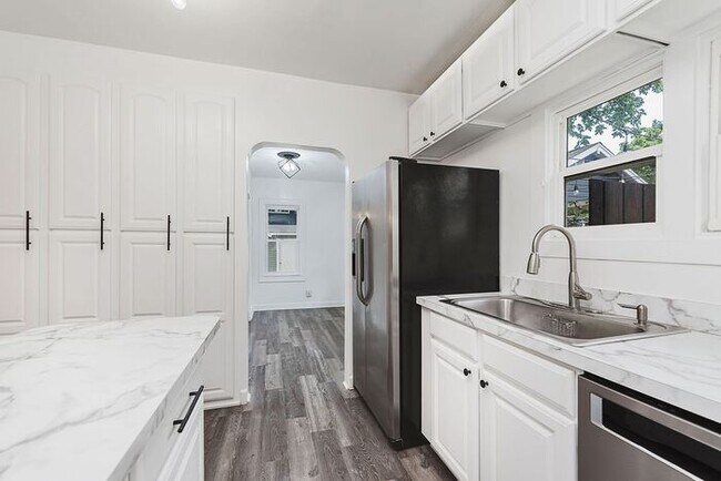 Building Photo - Charming, Fully Updated Broad Ripple Gem!