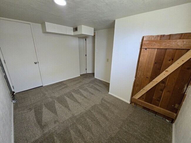 Building Photo - Beautiful North Side Home! Available Now!