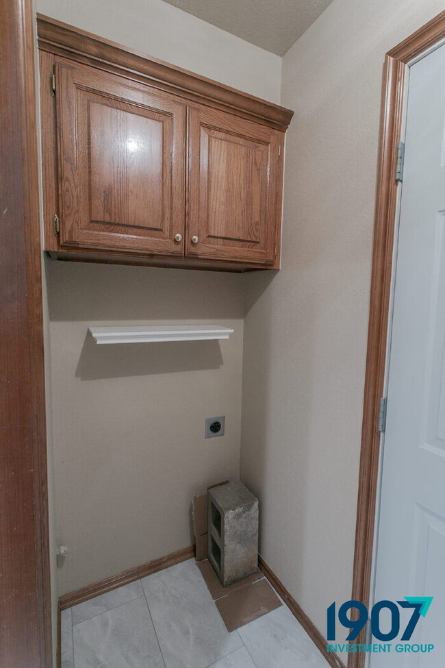 Building Photo - Three-Bedroom Home in Moore Schools