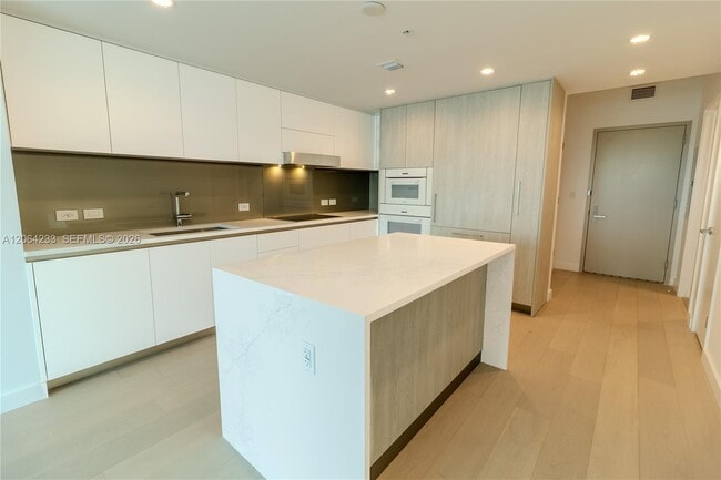 Building Photo - 9221 E Bay Harbor Dr